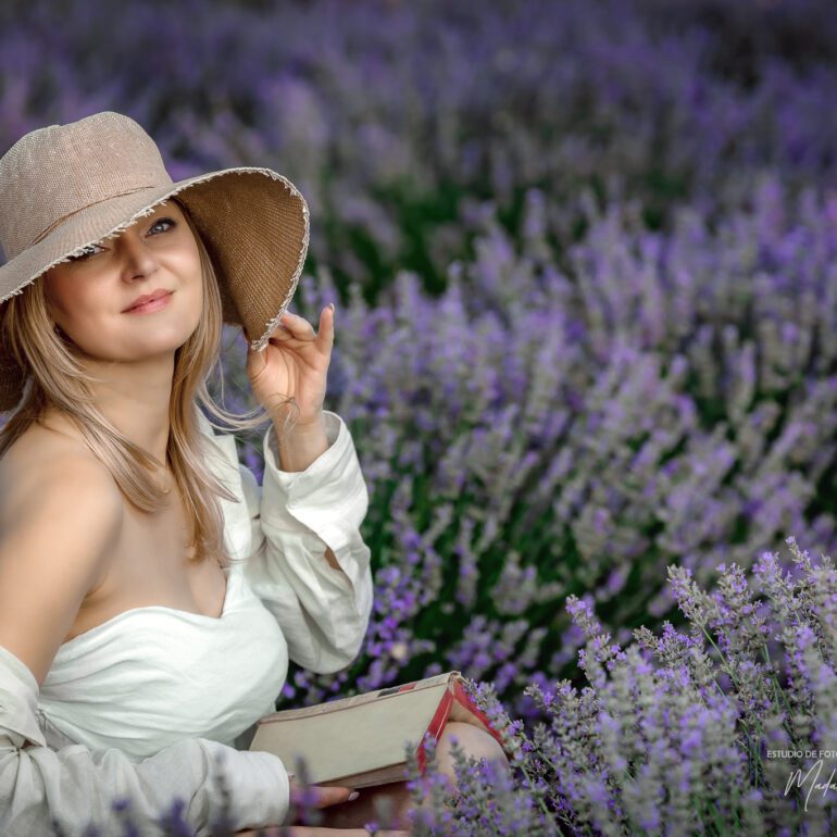 Fotografía en los campos de lavanda Sesión de retrato artístico en campo de lavanda con Andreea
