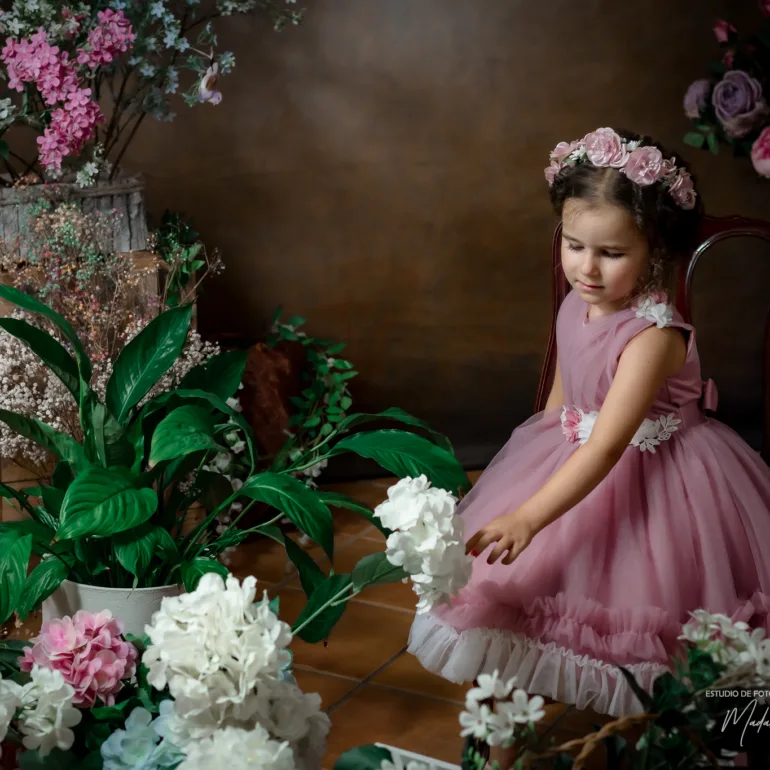 Antonia en el jardin edicion fine art sesion infantil