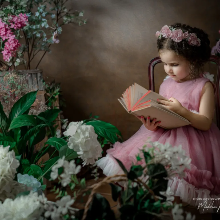 Antonia en el jardin edicion fine art sesion infantil