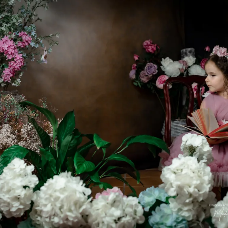 Antonia en el jardin edicion fine art sesion infantil