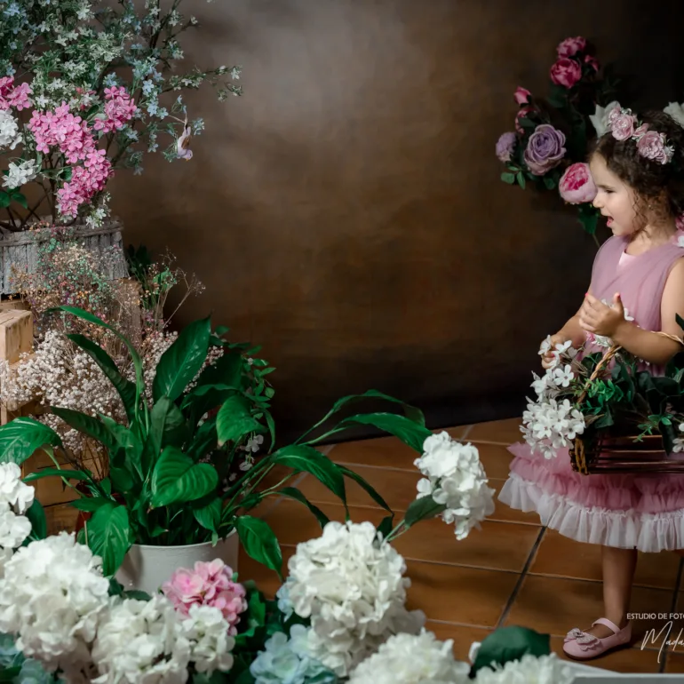 Antonia en el jardin edicion fine art sesion infantil
