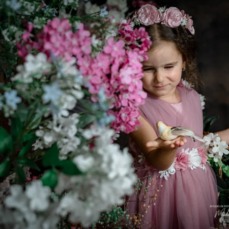Antonia en el jardin edicion fine art sesion infantil