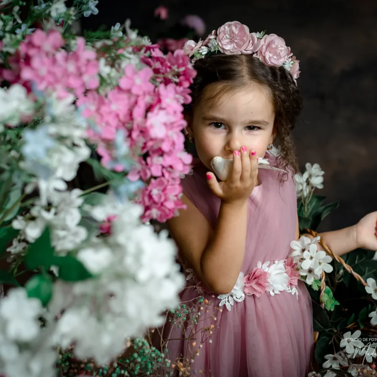 Antonia en el jardin edicion fine art sesion infantil