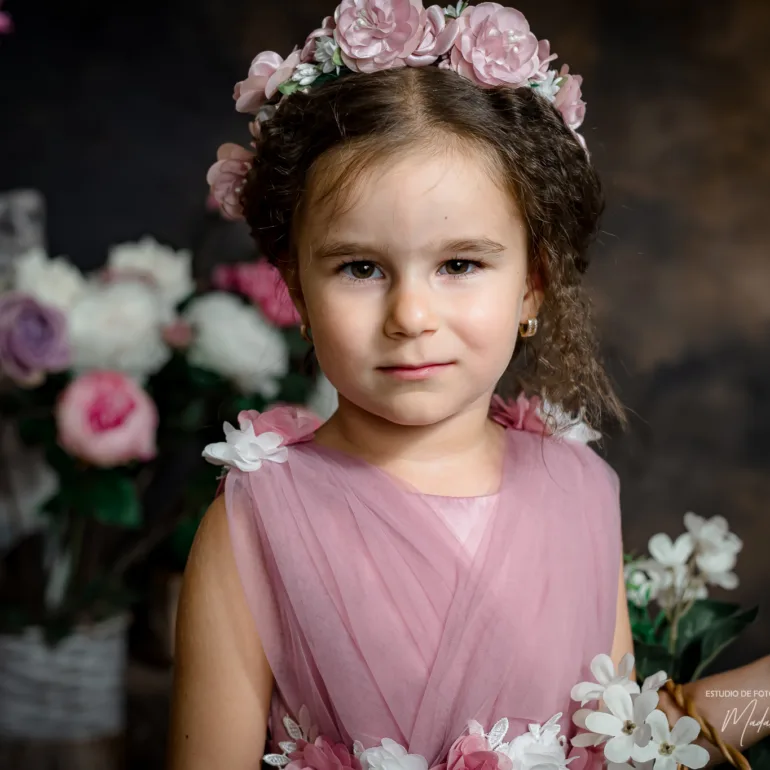 Antonia en el jardin edicion fine art sesion infantil