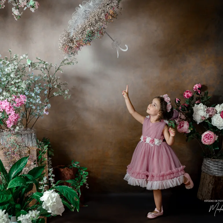 Antonia en el jardin edicion fine art sesion infantil