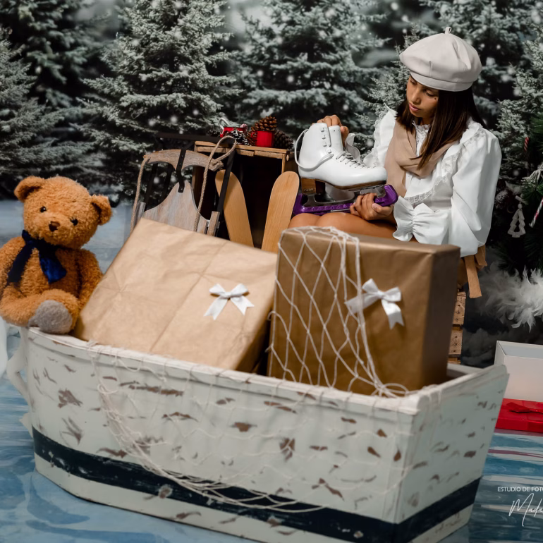 Sesión de fotos navideñas con Ilaria en pista de hielo Fotografía de Navidad Estudio de Fotografía Madalina Basarman