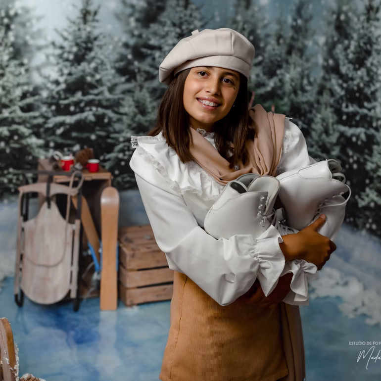 Sesión de fotos navideñas con Ilaria en pista de hielo Fotografía de Navidad Estudio de Fotografía Madalina Basarman