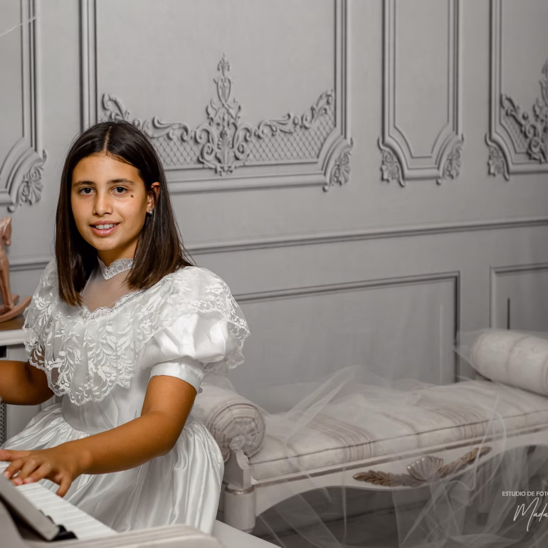 Sesión de fotos navideñas con Ilaria tocando el piano en Navidad Fotografía de Navidad Estudio de Fotografía Madalina Basarman