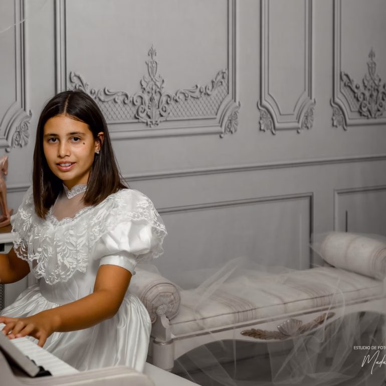 Sesión de fotos navideñas con Ilaria tocando el piano en Navidad Fotografía de Navidad Estudio de Fotografía Madalina Basarman