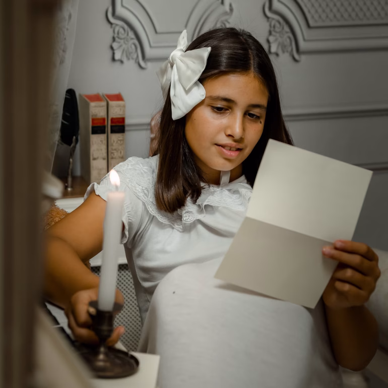 Sesión de fotos navideñas con Ilaria tocando el piano en Navidad Fotografía de Navidad Estudio de Fotografía Madalina Basarman