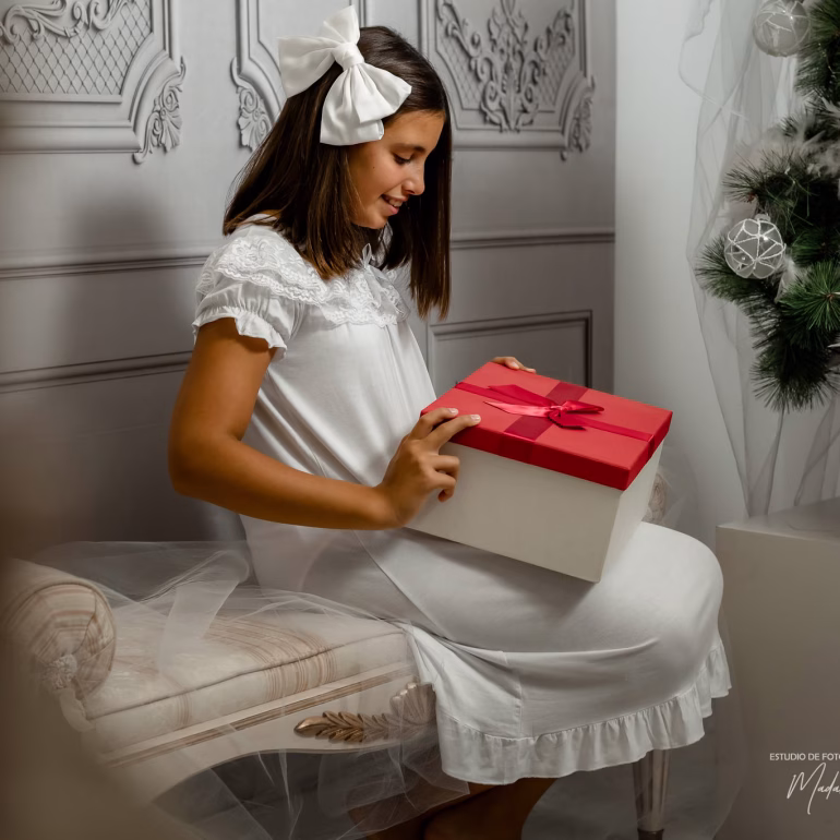 Sesión de fotos navideñas con Ilaria tocando el piano en Navidad Fotografía de Navidad Estudio de Fotografía Madalina Basarman