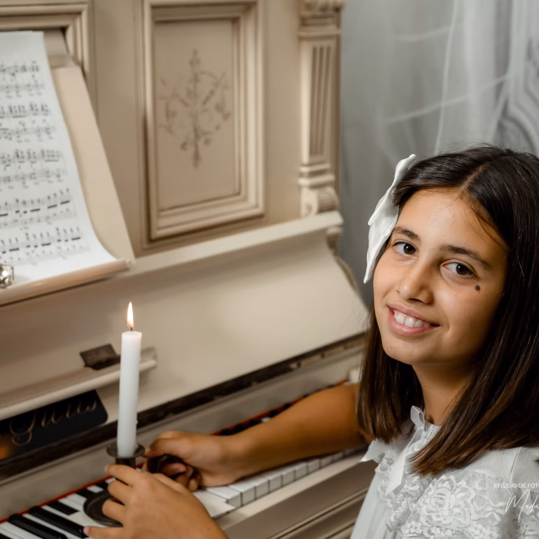 Sesión de fotos navideñas con Ilaria tocando el piano en Navidad Fotografía de Navidad Estudio de Fotografía Madalina Basarman