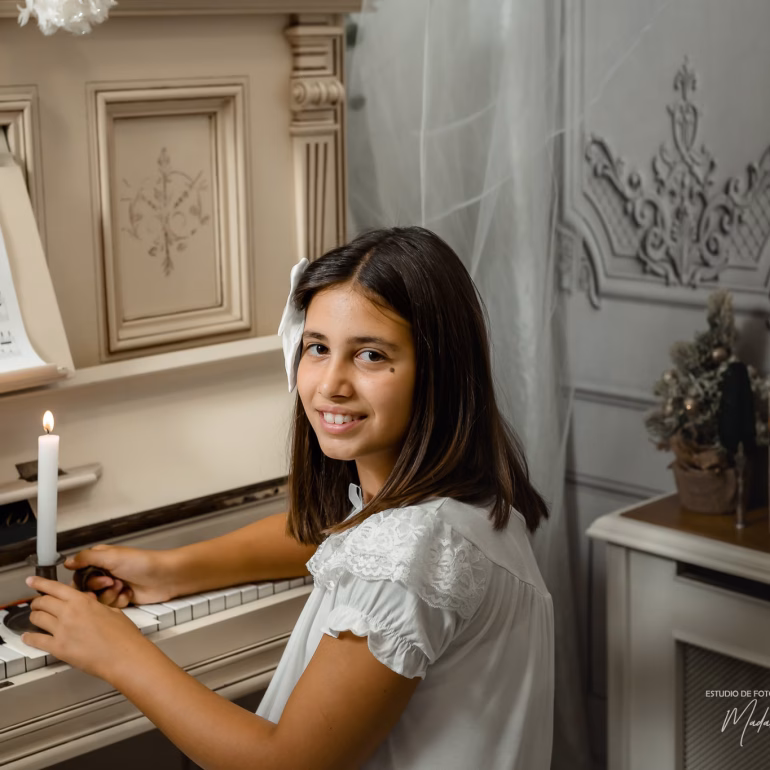 Sesión de fotos navideñas con Ilaria tocando el piano en Navidad Fotografía de Navidad Estudio de Fotografía Madalina Basarman
