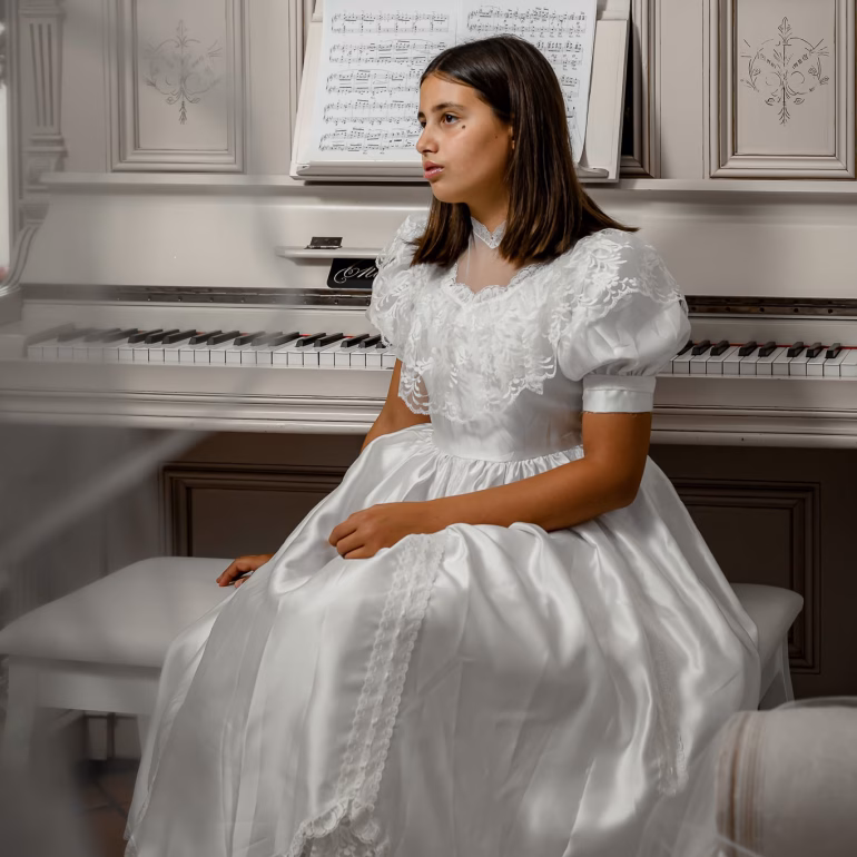 Sesión de fotos navideñas con Ilaria tocando el piano en Navidad Fotografía de Navidad Estudio de Fotografía Madalina Basarman