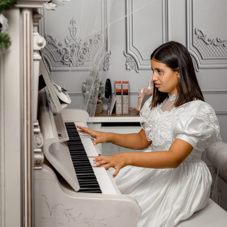 Sesión de fotos navideñas con Ilaria tocando el piano en Navidad Fotografía de Navidad Estudio de Fotografía Madalina Basarman