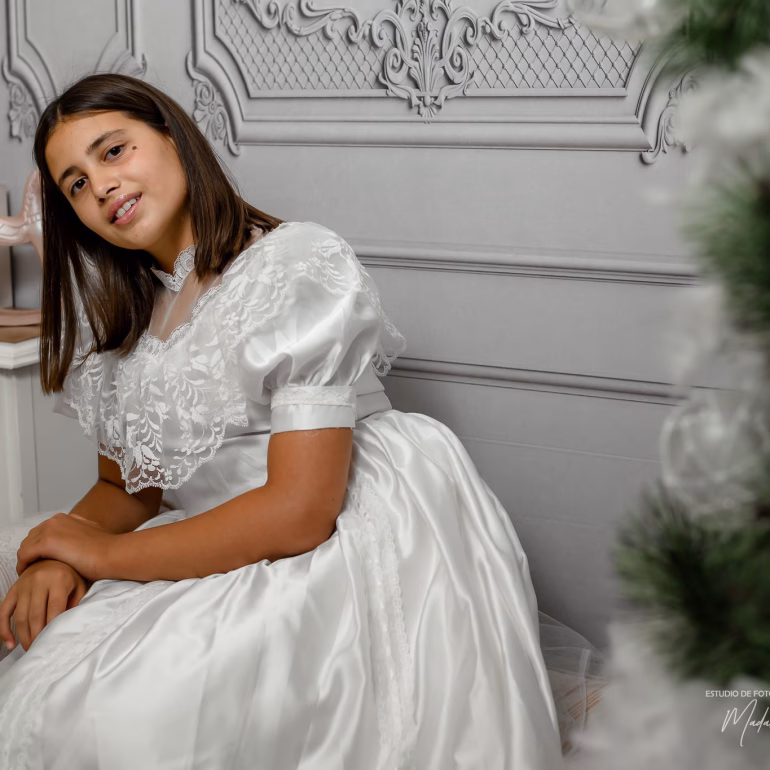 Sesión de fotos navideñas con Ilaria tocando el piano en Navidad Fotografía de Navidad Estudio de Fotografía Madalina Basarman
