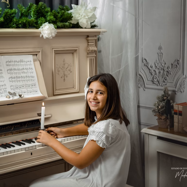 Sesión de fotos navideñas con Ilaria tocando el piano en Navidad Fotografía de Navidad Estudio de Fotografía Madalina Basarman