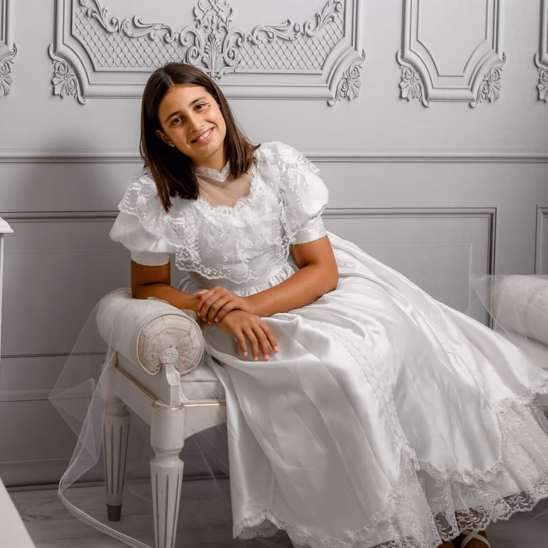 Sesión de fotos navideñas con Ilaria tocando el piano en Navidad Fotografía de Navidad Estudio de Fotografía Madalina Basarman