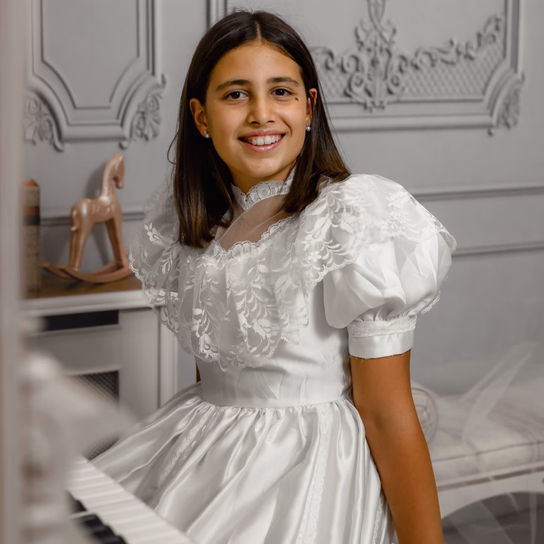 Sesión de fotos navideñas con Ilaria tocando el piano en Navidad Fotografía de Navidad Estudio de Fotografía Madalina Basarman