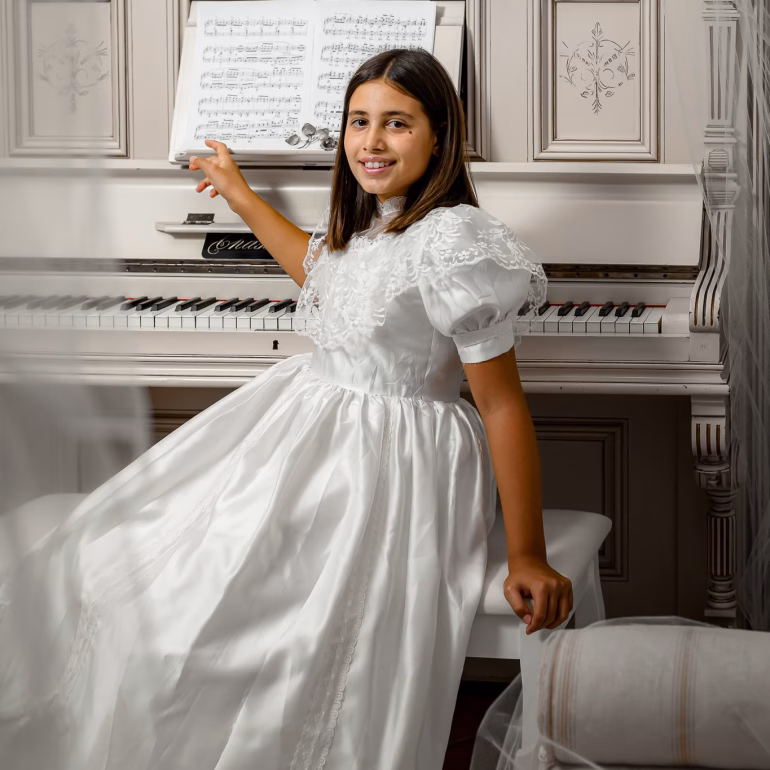 Sesión de fotos navideñas con Ilaria tocando el piano en Navidad Fotografía de Navidad Estudio de Fotografía Madalina Basarman