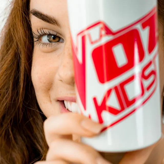 ✨ Orgullosa de ser un pequeño granito de arena en este gran sueño: ¡Prishylla en La Voz Kids! 🎤💫

Cuando me enteré de verdad lo GRANDE que es esta riojana y rumana nuestra… me quedé sin palabras.
¿Sabías que para llegar al escenario de La Voz Kids tienes que pasar por una selección entre más de 6000 niños de toda España? Solo unos 40 llegan a cantar en directo.

Y Prishylla… no solo llegó, ¡hizo girar 3 sillas en segundos! 🤯🔥
Con una canción considerada de las más difíciles de las audiciones, conquistó al público y a los coaches.
Bisbal saltó literalmente hacia ella cuando eligió su equipo. 😍🙌

Pero detrás de este talento increíble está una familia igual de maravillosa: sus padres, que después de 20 años en Italia, comenzaron desde cero aquí en España, sin dejar atrás los sueños de ninguno de sus tres hijos. 🇷🇴❤️🇪🇸

👏 ¡Un aplauso de pie para ella y para ellos!
Y si tú también crees que es extraordinaria… ¡vamos a apoyarla juntos!

#Prishylla #LaVozKids #TalentoRumano #OrgulloRiojano #ApoyandoElTalento #FamiliaQueInspira #RumanosenEspaña #LaVozKids2025